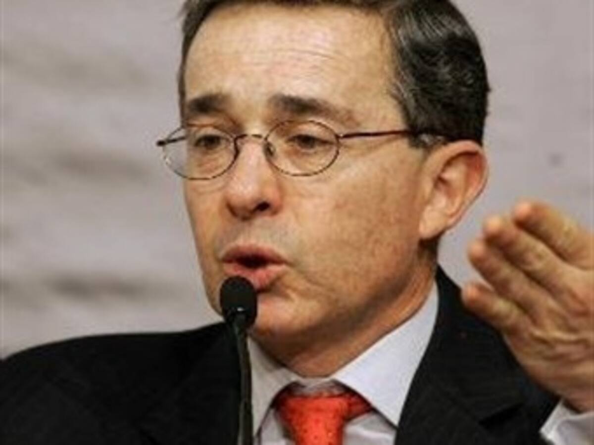 Ex presidente Uribe será demandado por traición a la patria