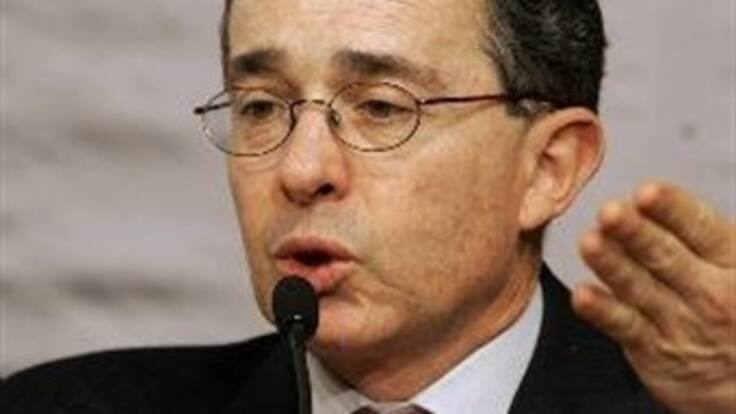 Ex presidente Uribe será demandado por traición a la patria