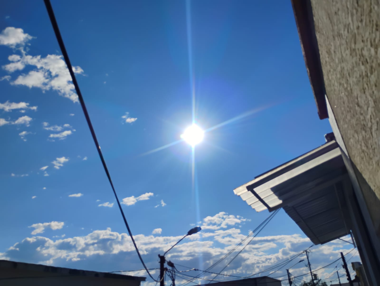 Días de sol radiante y altas temperaturas en Armenia. Foto: Adrián Trejos