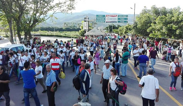 Miles de venezolanos traspasaron puentes internacionales hacia Colombia