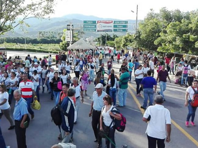 Miles de venezolanos traspasaron puentes internacionales hacia Colombia