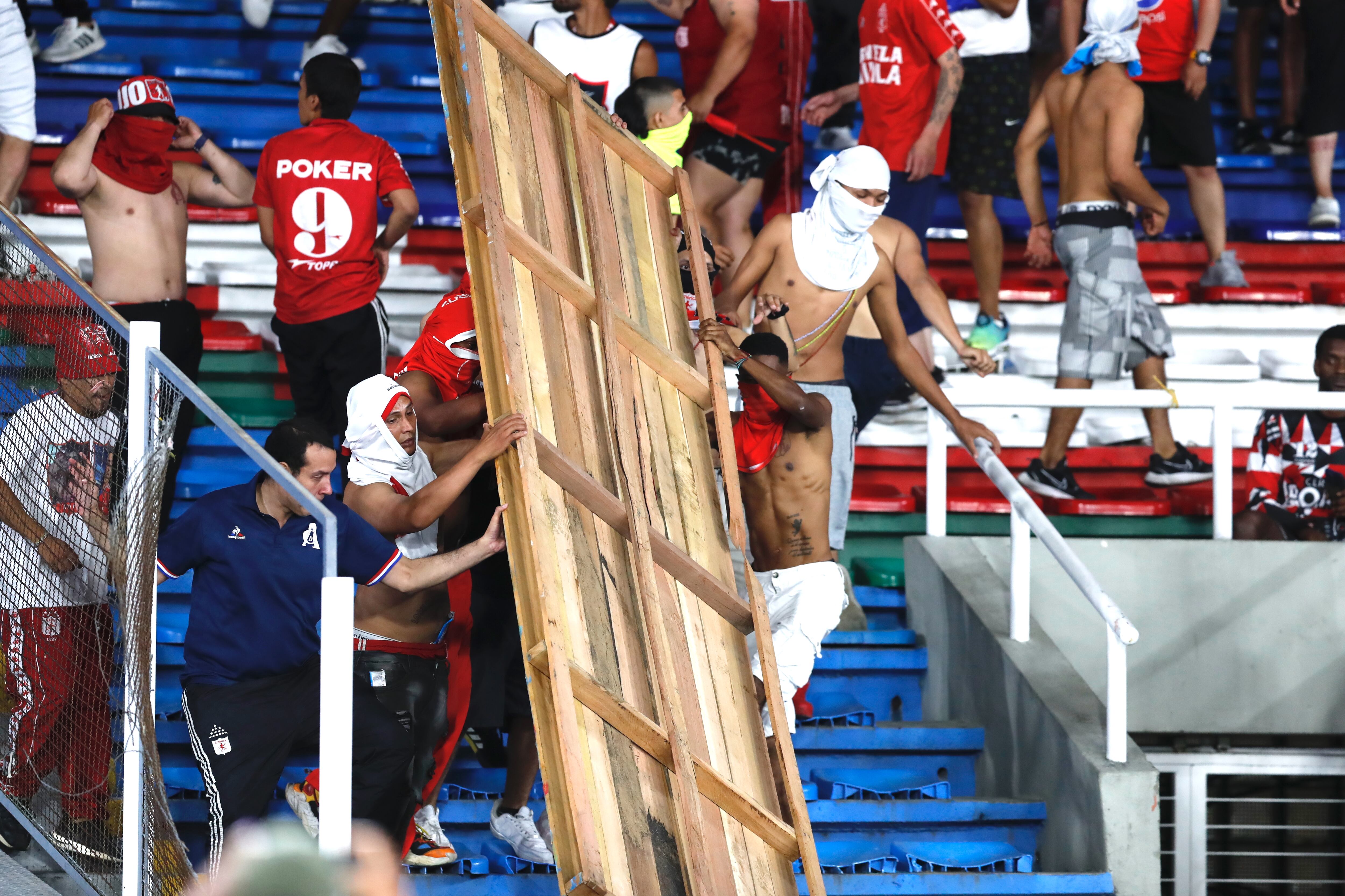 AME5628. CALI (COLOMBIA), 15/12/2024.- Aficionados del América provocan disturbios en el partido de vuelta de la final de Copa Colombia entre América y Atlético Nacional, este domingo en el Estadio Pascual Guerrero, en Cali (Colombia). EFE/ Ernesto Guzmán