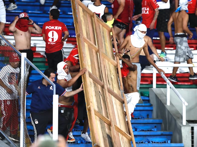 AME5628. CALI (COLOMBIA), 15/12/2024.- Aficionados del América provocan disturbios en el partido de vuelta de la final de Copa Colombia entre América y Atlético Nacional, este domingo en el Estadio Pascual Guerrero, en Cali (Colombia). EFE/ Ernesto Guzmán
