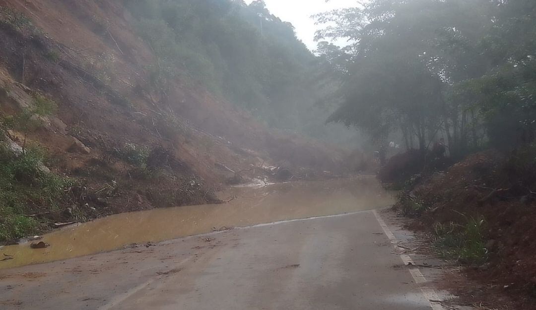 Derrumbe bloquea vía San Gil - Charalá
