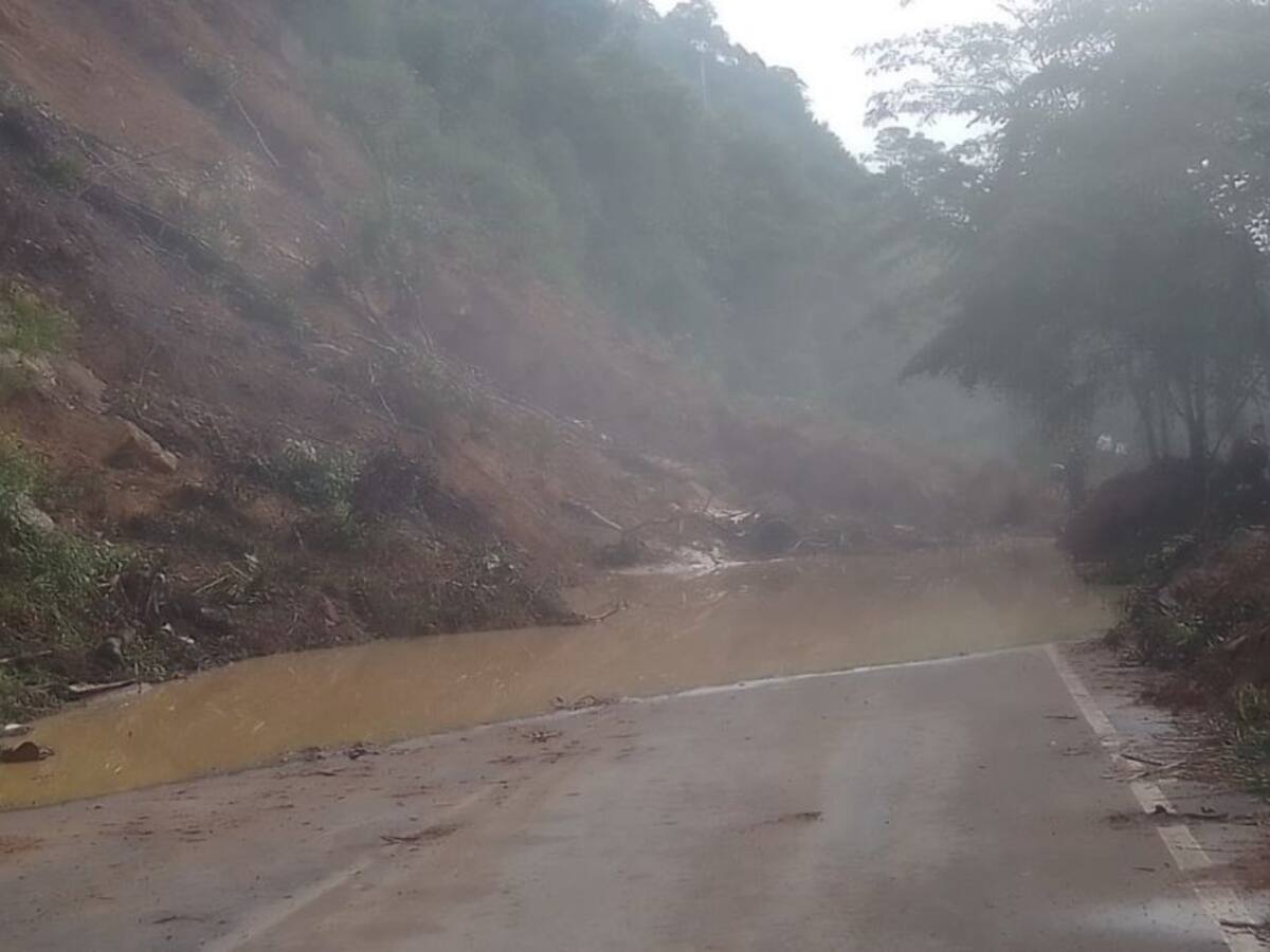 Derrumbe bloquea vía San Gil - Charalá