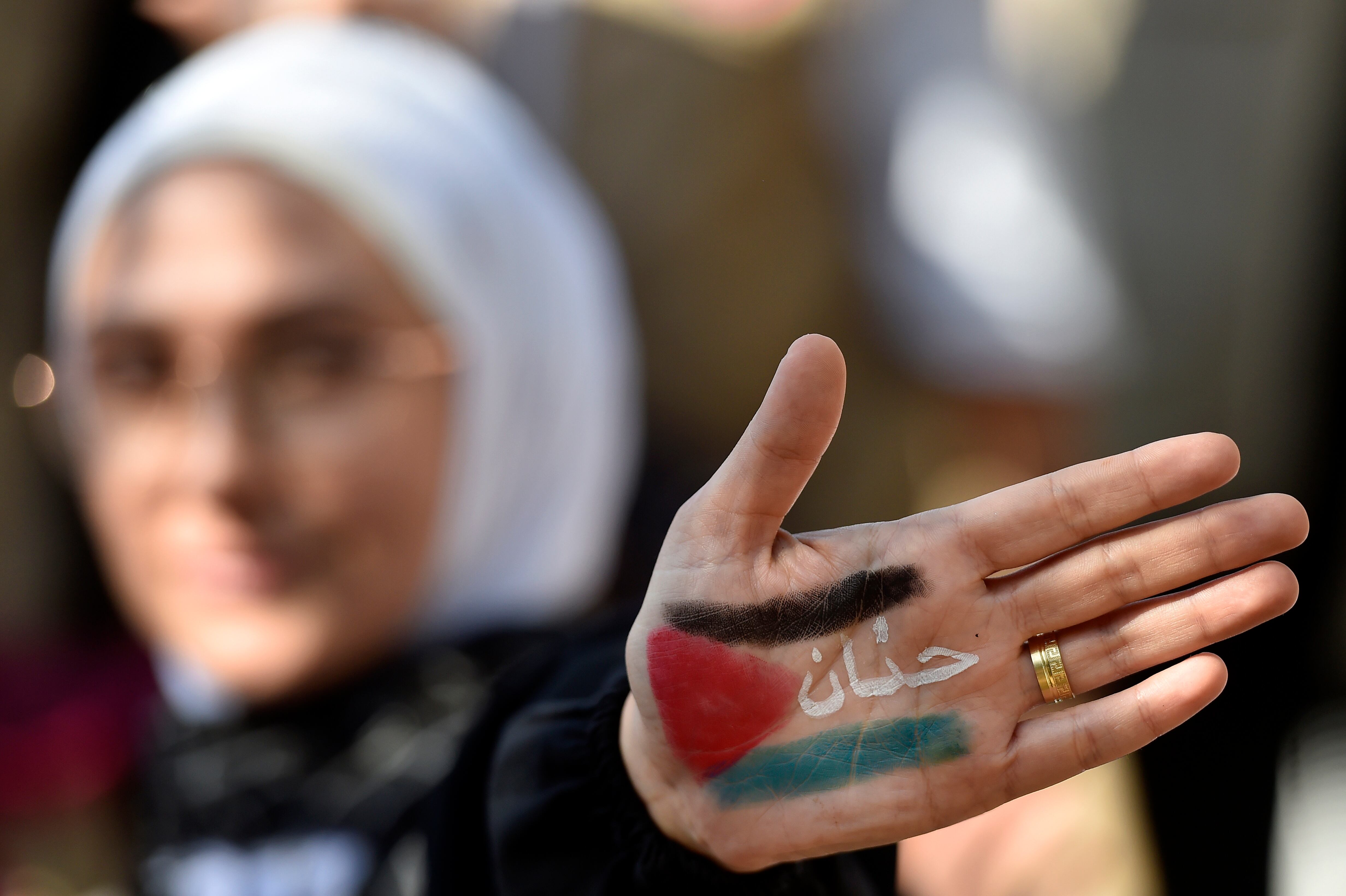 -FOTODELDIA- EA4382. BEIRUT (LÍBANO), 26/10/2023.- Una manifestante muestra su mano pintada con la bandera de Palestina con el nombre 'Hanan' en árabe durante una manifestación en apoyo a los palestinos celebrada este jueves ante la sede de la Comisión Económica y Social de la ONU para el Oeste Asiático en Beirut, Líbano. EFE/ Wael Hamzeh