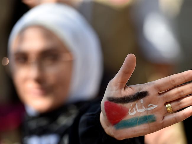 -FOTODELDIA- EA4382. BEIRUT (LÍBANO), 26/10/2023.- Una manifestante muestra su mano pintada con la bandera de Palestina con el nombre &#039;Hanan&#039; en árabe durante una manifestación en apoyo a los palestinos celebrada este jueves ante la sede de la Comisión Económica y Social de la ONU para el Oeste Asiático en Beirut, Líbano. EFE/ Wael Hamzeh

