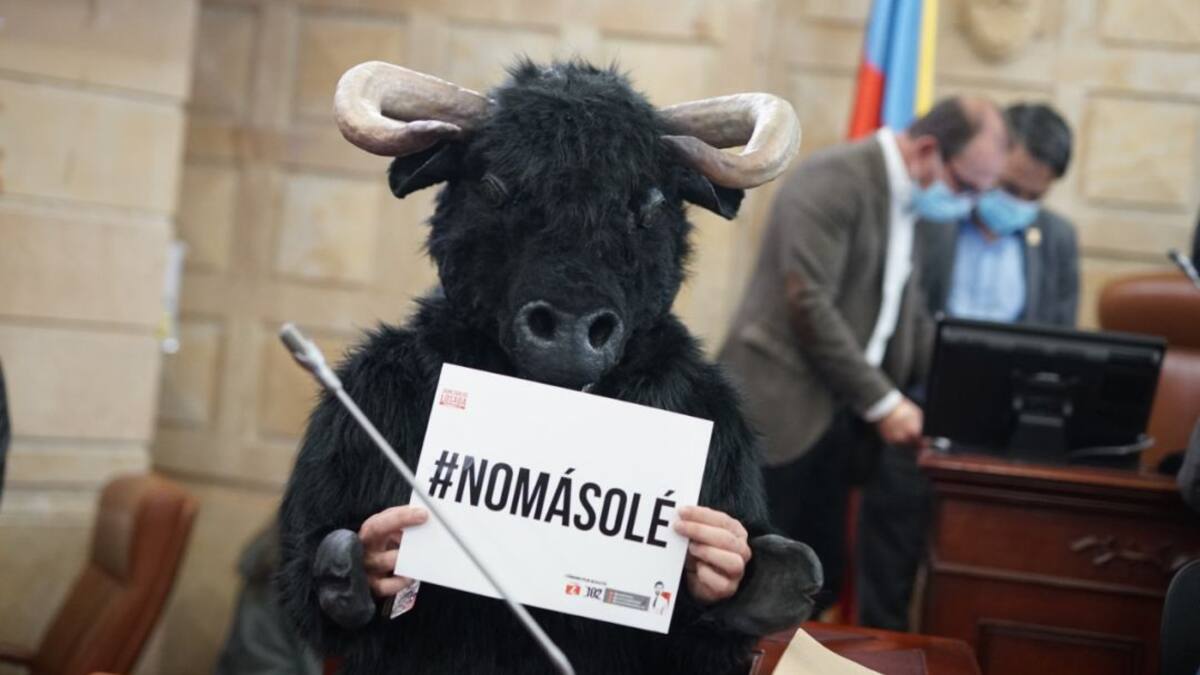 Con disfraces de toro, piden no hundir proyecto que prohibiría las corridas