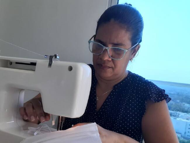 En Cartagena mujer aprovecha toque de queda para hacer tapabocas y donarlos