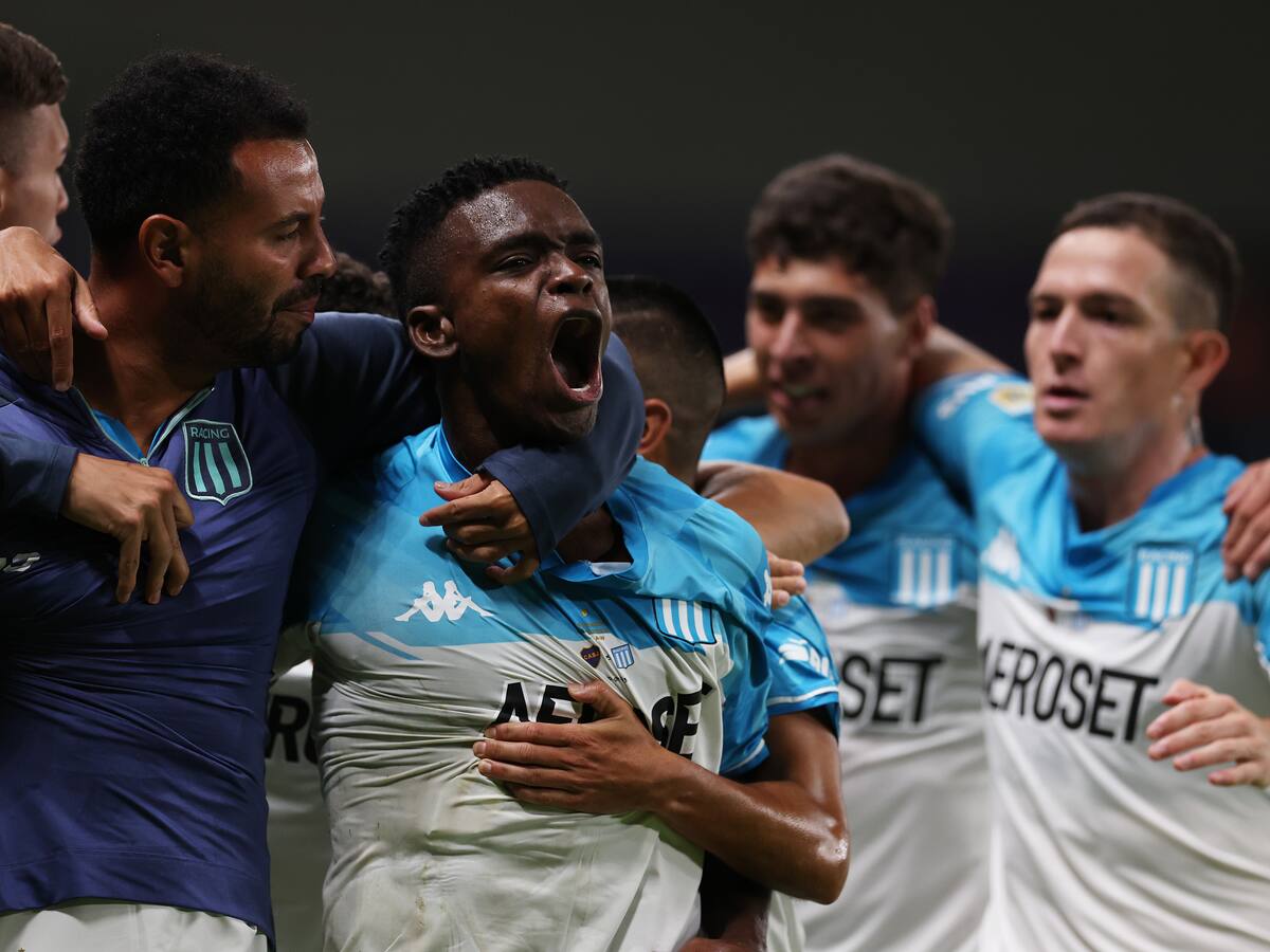 Johan Carbonero anotó un golazo para el título de Racing en Supercopa Argentina