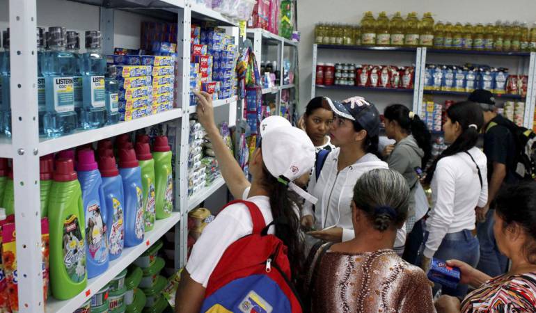Los supermercados y establecimientos de víveres son lo que registran un incremento notorio en sus ventas.