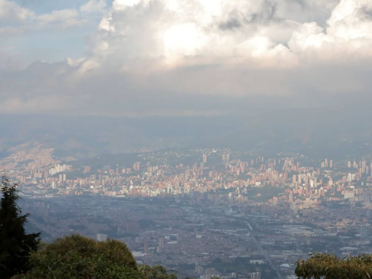 Por niveles de contaminación, se analiza suspensión de cobro por congestión