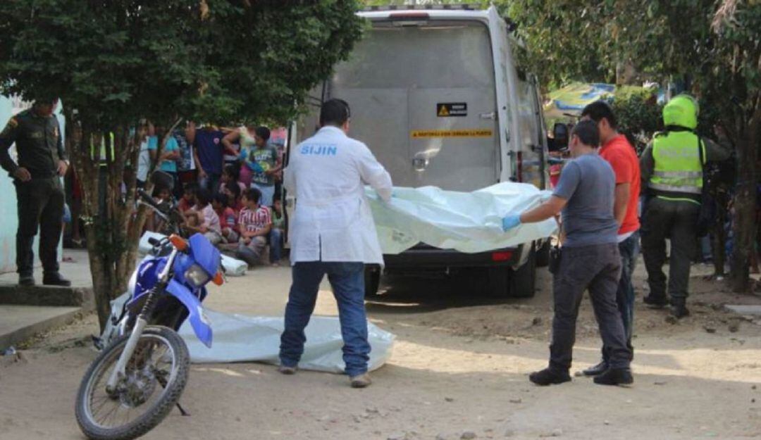 La versión inicial señala que la joven se propinó un balazo al momento de sacar el arma de fuego que portaba