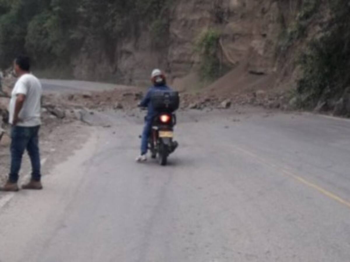 Derrumbe de rocas en vía Bucaramanga - Bogotá: hay paso restringido