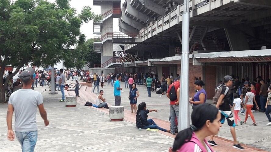 Cerca de mil personas se encuentran, desde hace varios días, en el coliseo Toto Hernández en la ciudad de Cúcuta. Foto: Cortesía Eduardo Galeano