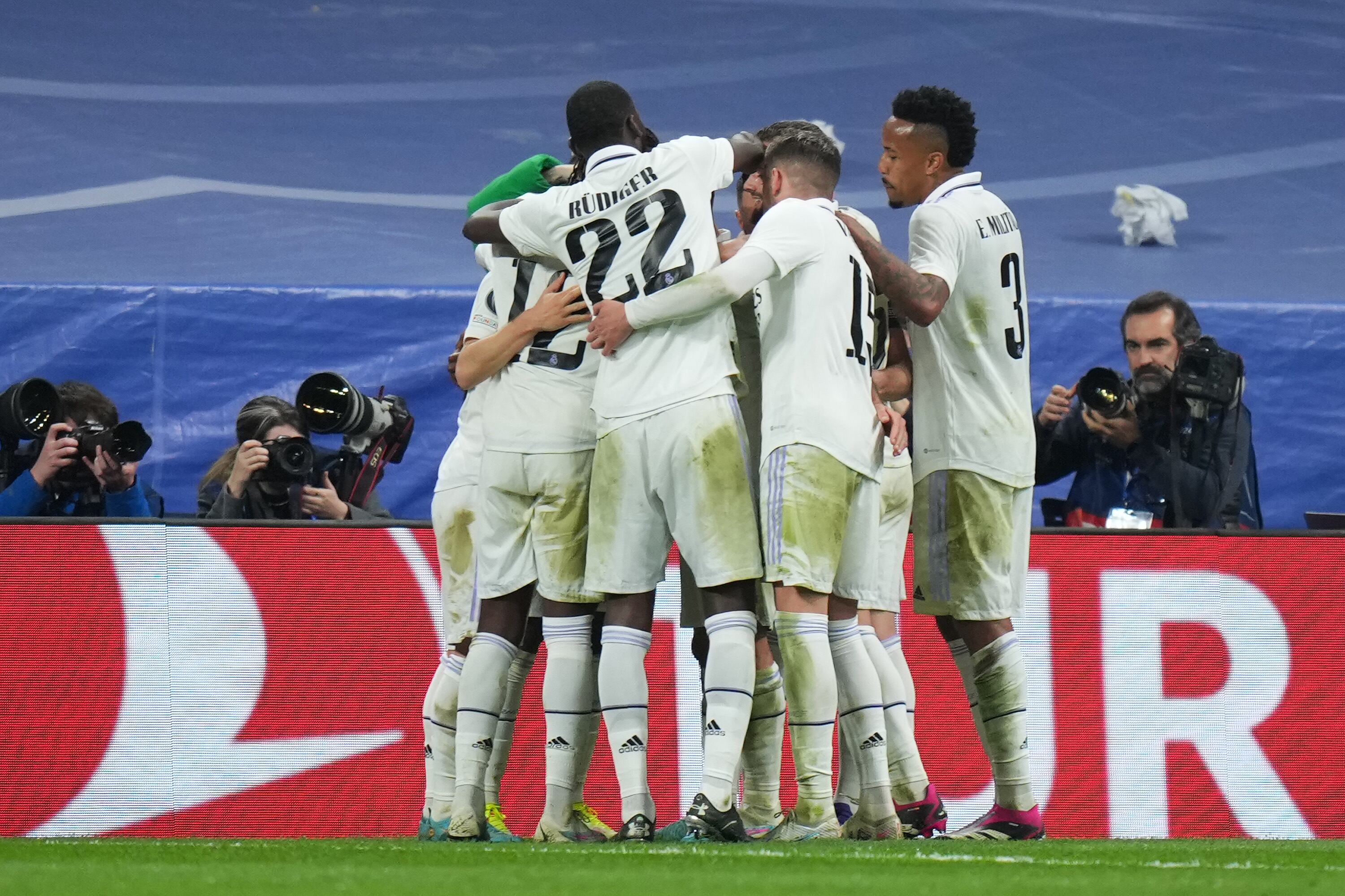 Los jugadores del Real Madrid festejan el gol de Karim Benzema. (Photo by Angel Martinez/Getty Images)
