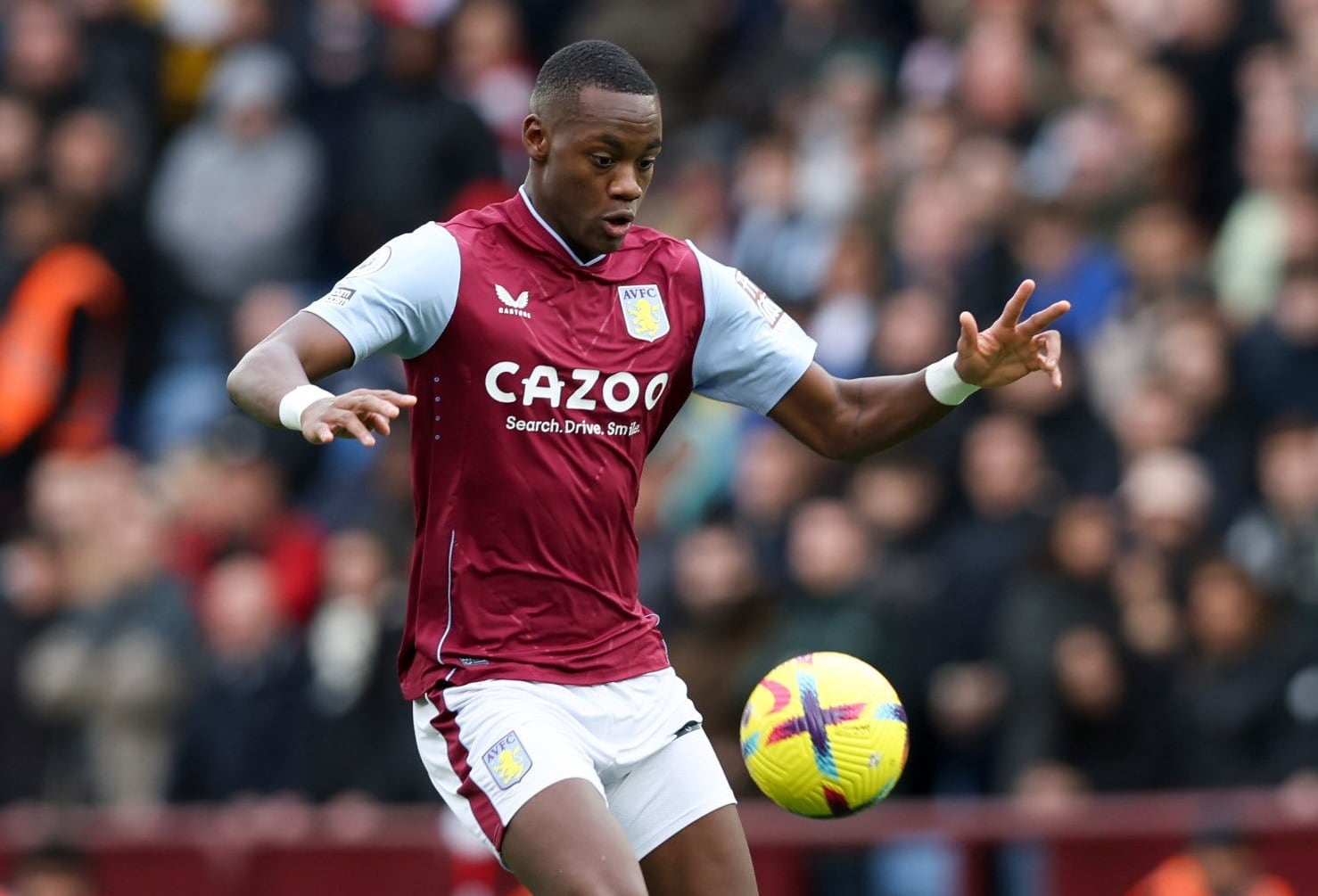 Jhon Jader Durán durante un partido de Premier League contra el Arsenal / Foto: @jhonduran991