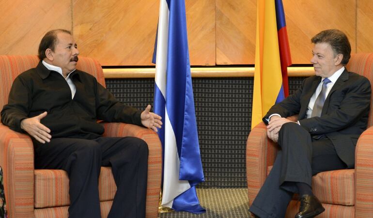 Presidente de Nicaragua Daniel Ortega en reunión con el presidente colombiano Juan Manuel Santos.