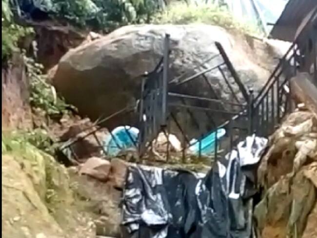 Caída de rocas puso en peligro a comunidad en Girón