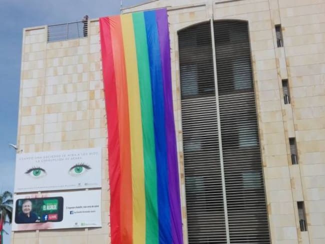 Bandera LGTBIQ colocada en la alcaldía provoca rechazo