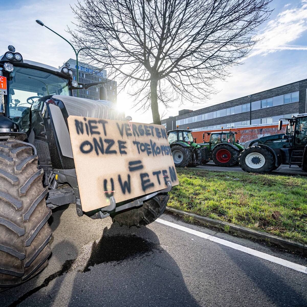 Agricultores belgas bloquean autopista en protestas