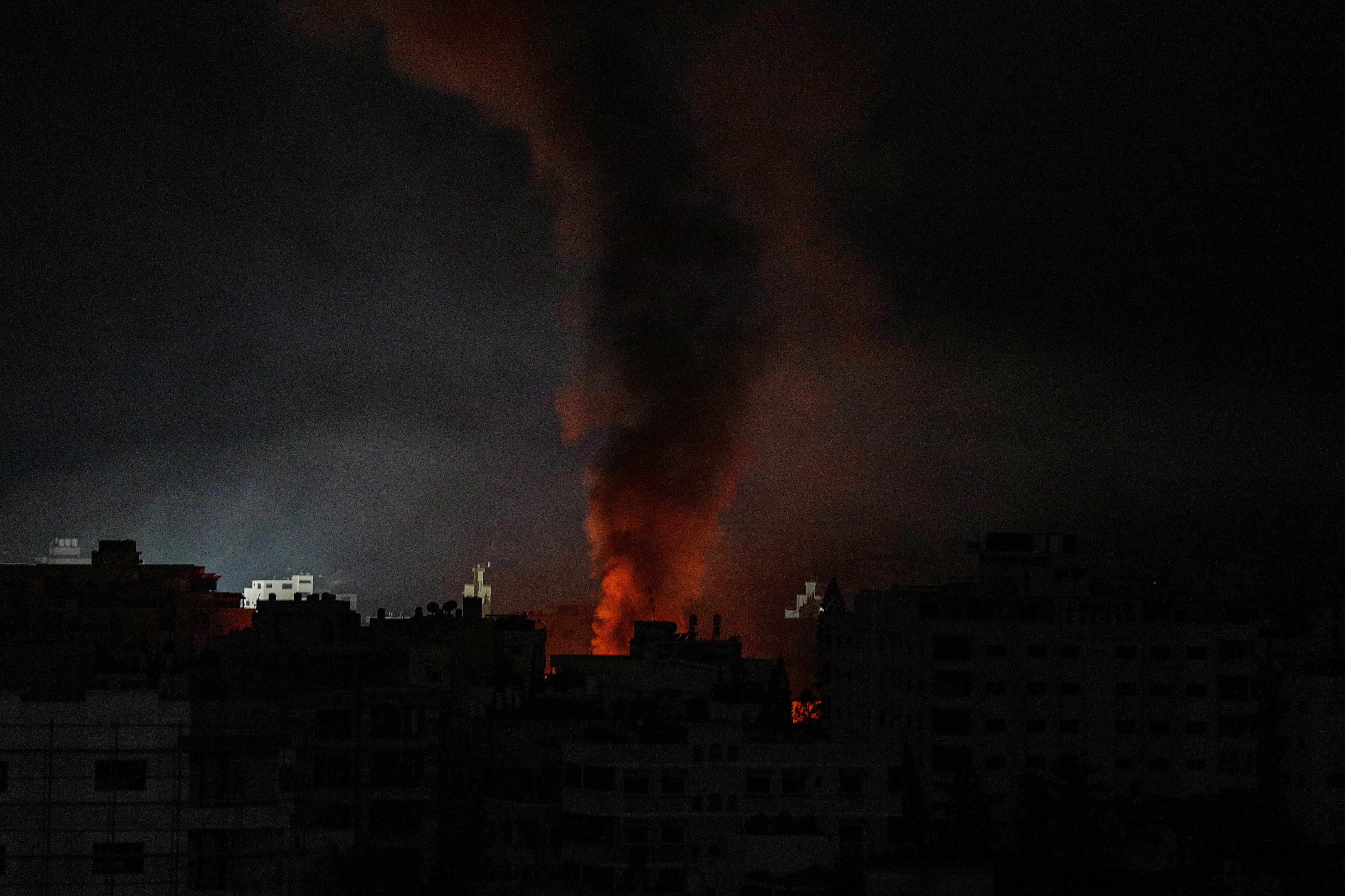 -FOTODELDÍA- GAZA (GAZA Y CISJORDANIA), 06/11/2023.- Una columna de humo asciende hasta el cielo tras un ataque aéreo del ejército israelí, este lunes en la Franja de Gaza (Gaza y Cisjordania). Más de 9.700 palestinos y al menos 1.400 israelíes han muerto desde que el grupo terrorista islamista Hamás atacara Israel el pasado 7 de octubre. EFE/ Mohammed Saber