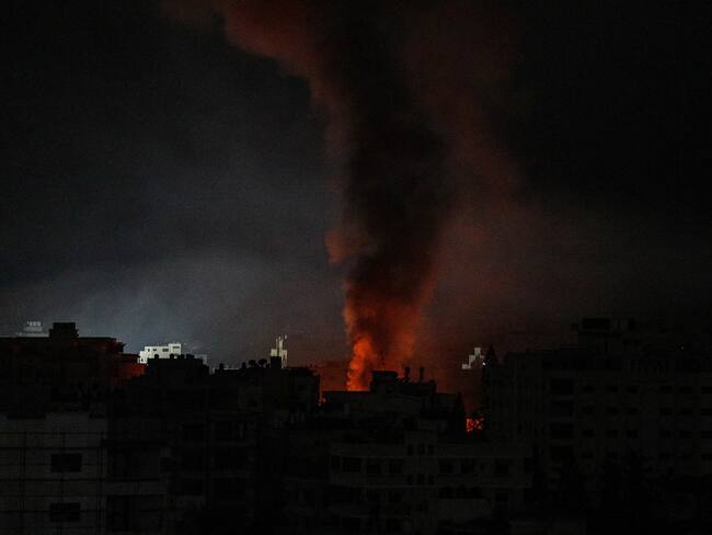 -FOTODELDÍA- GAZA (GAZA Y CISJORDANIA), 06/11/2023.- Una columna de humo asciende hasta el cielo tras un ataque aéreo del ejército israelí, este lunes en la Franja de Gaza (Gaza y Cisjordania). Más de 9.700 palestinos y al menos 1.400 israelíes han muerto desde que el grupo terrorista islamista Hamás atacara Israel el pasado 7 de octubre. EFE/ Mohammed Saber

