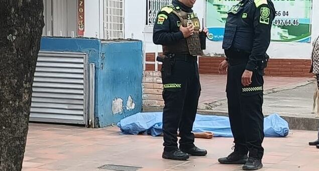 Autoridades investigan extraña muerte a las afueras de un policlínico