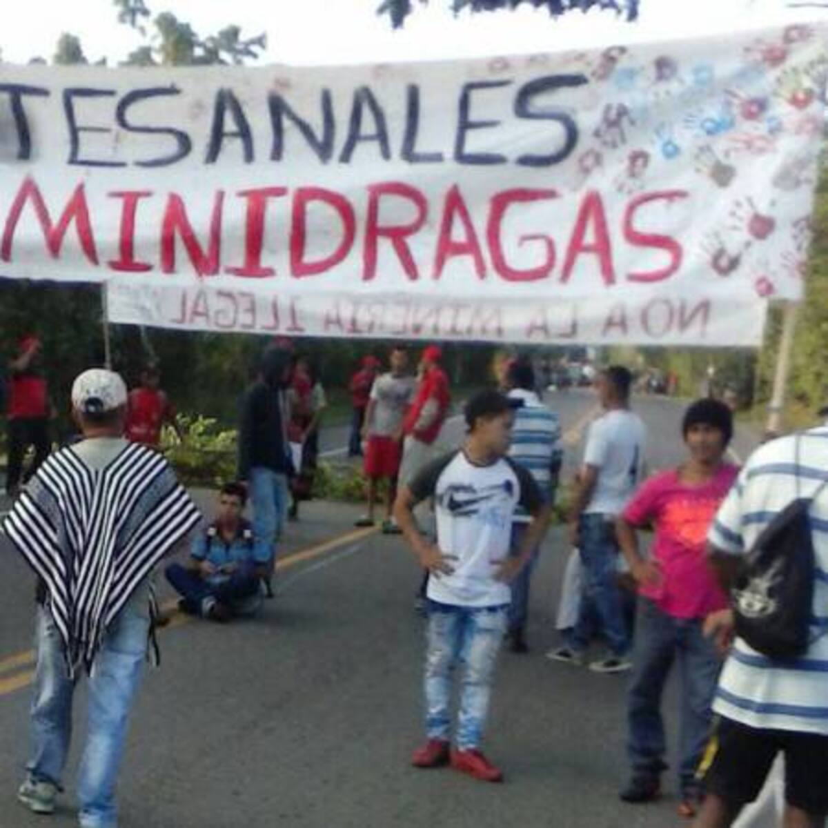 Areneros bloquean la vía entre Cerritos y La Virginia