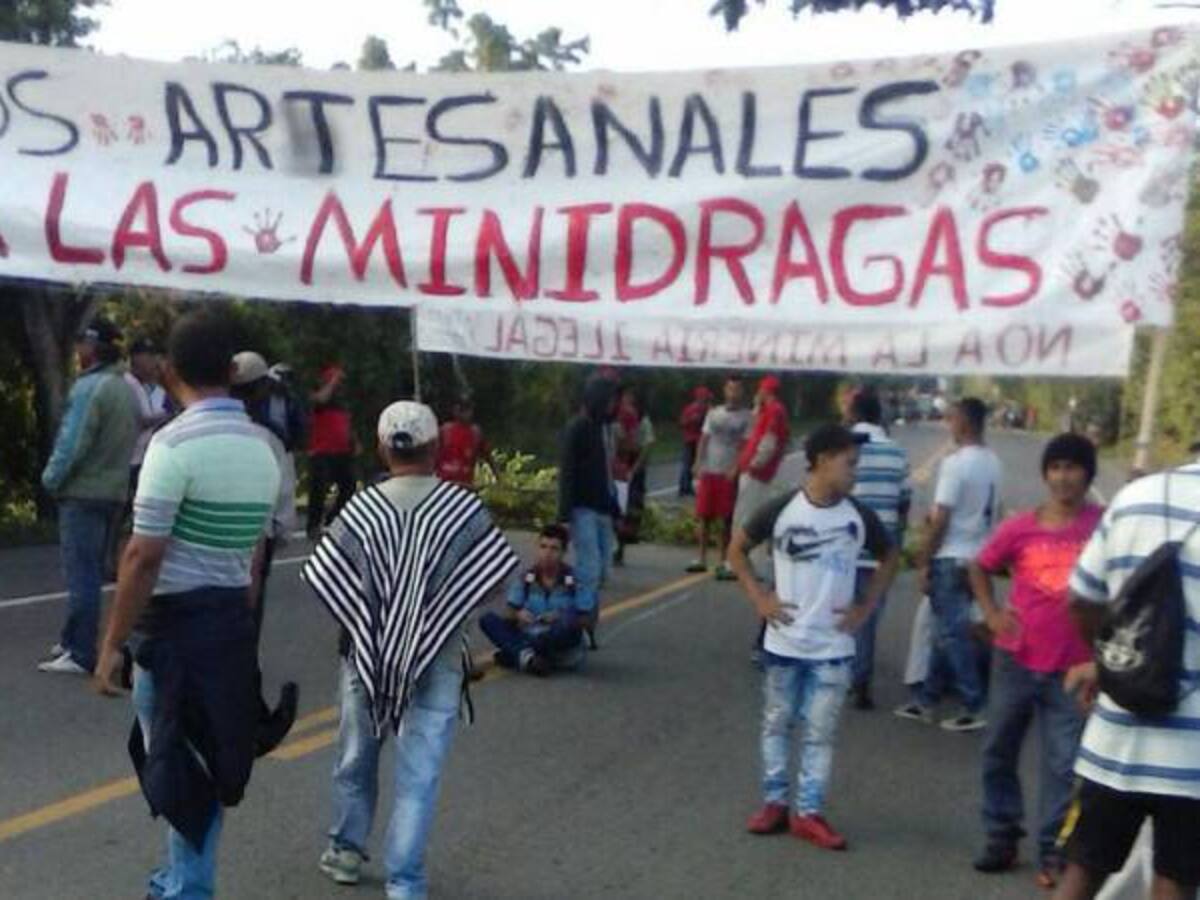 Areneros bloquean la vía entre Cerritos y La Virginia