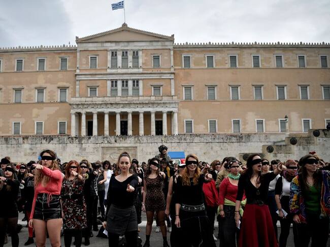 &quot;Un violador en tu camino&quot; es cantado por cientos de mujeres en Atenas