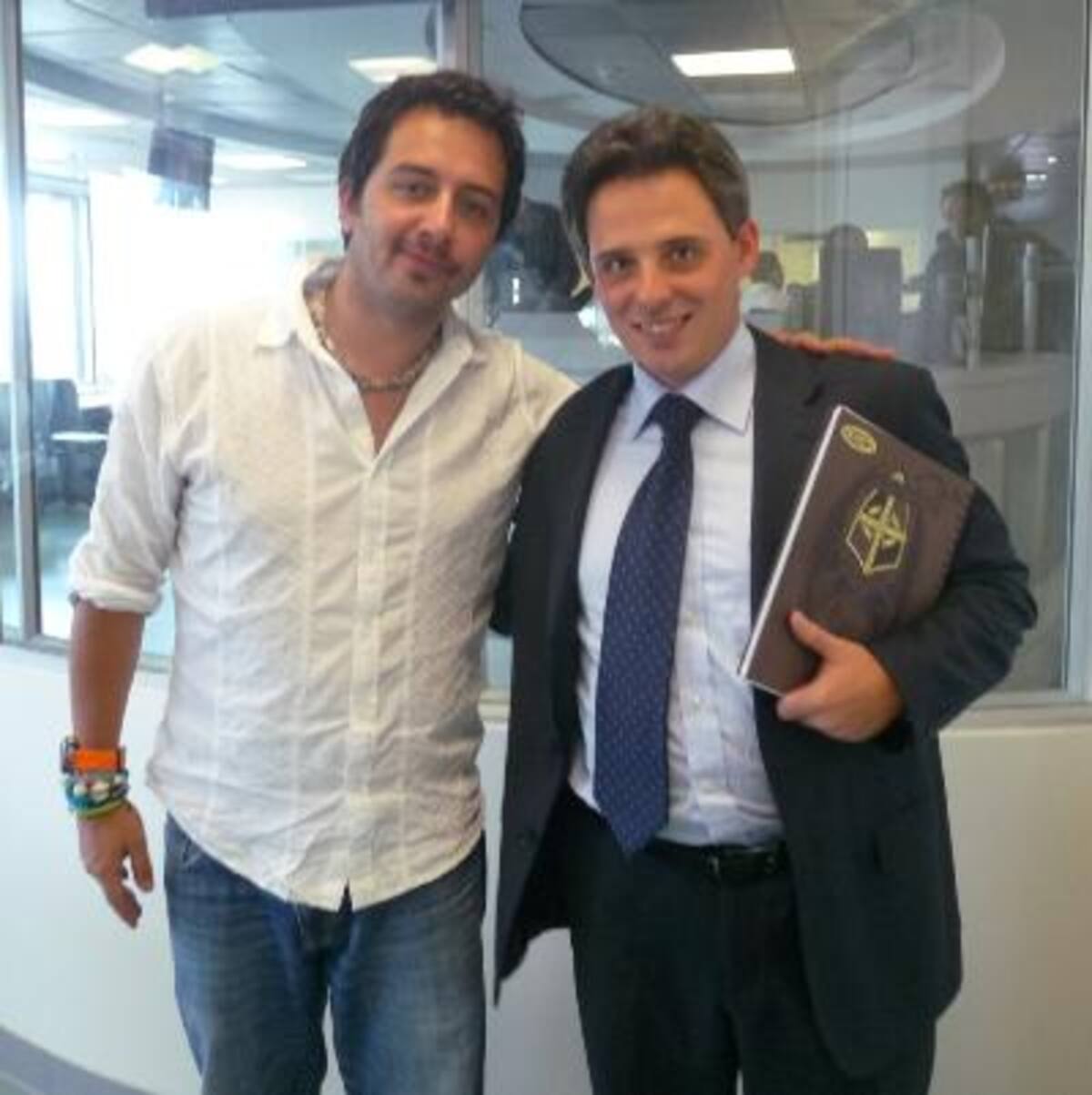 Carlos Marín y uno de los invitados al programa La Ventana del 24 de marzo.