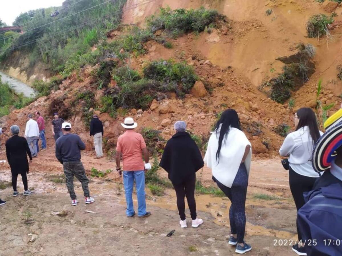Paso intermitente en la vía Peñol -Guatapé por derrumbe