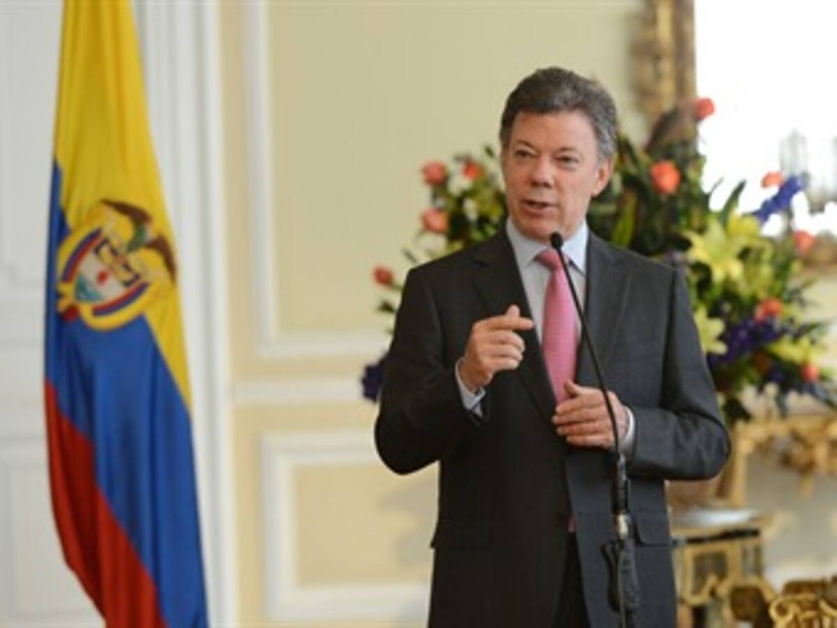 Estoy negociando con la guerrilla, no con Uribe: Santos