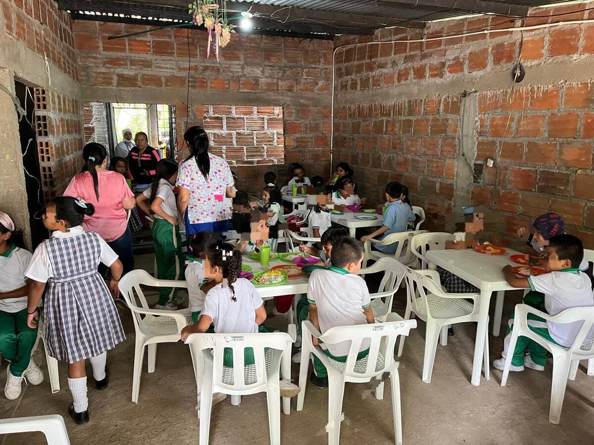 En el patio del colegio y casas vecinas reciben clases estudiantes de zona rural de Neiva