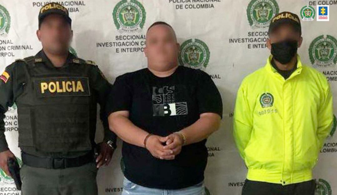 Por presuntamente portar un arma sin permiso oficial