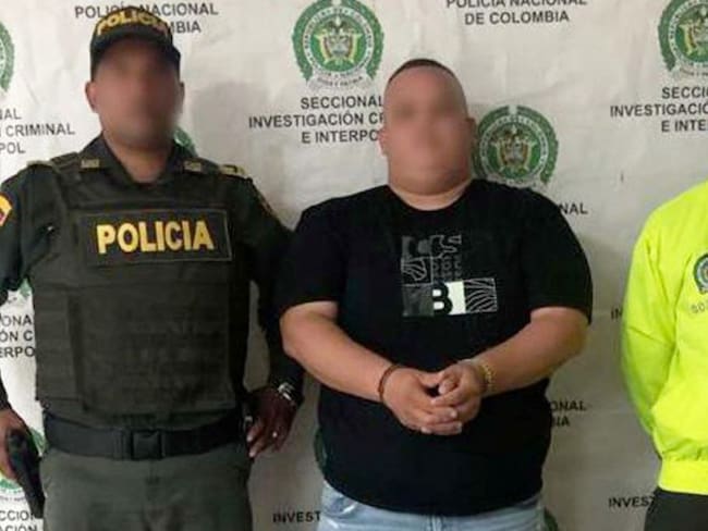 Por presuntamente portar un arma sin permiso oficial