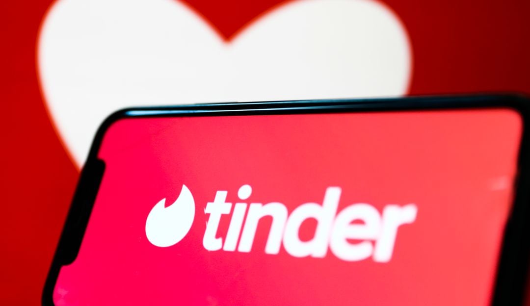 Mujer traicionó y estafó a hombre que conoció en Tinder, robó 50 millones