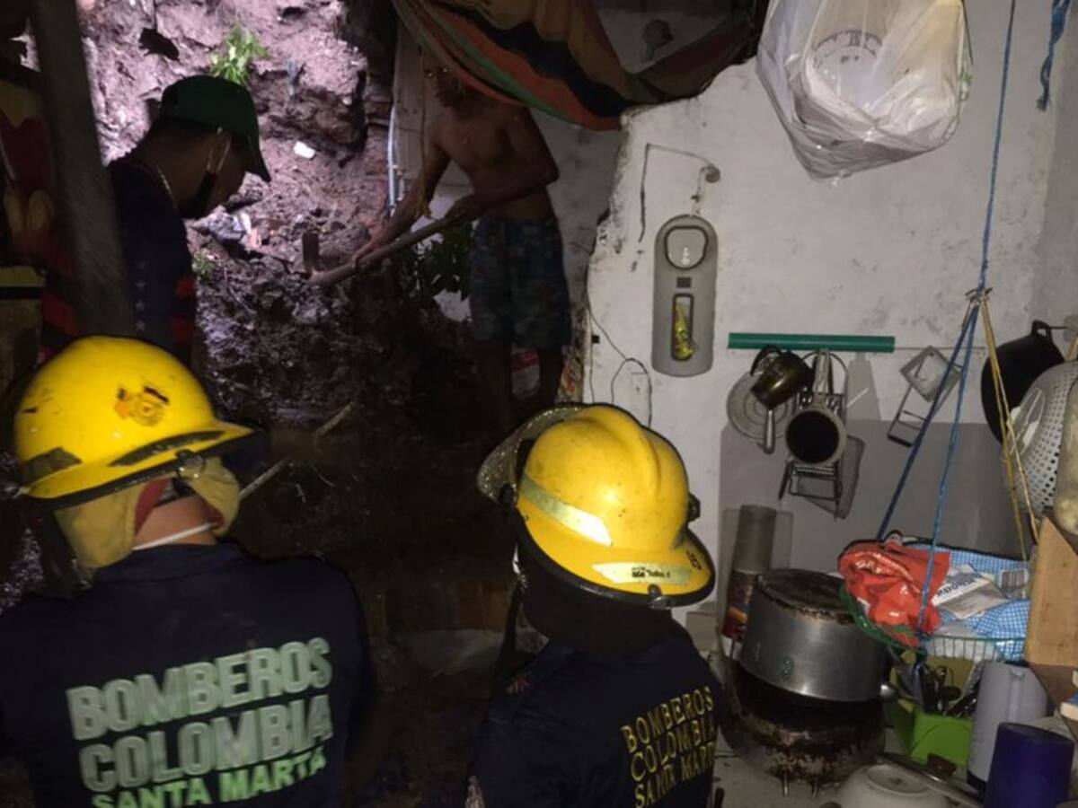 Dos personas mueren al caer pared de vivienda por fuertes lluvias