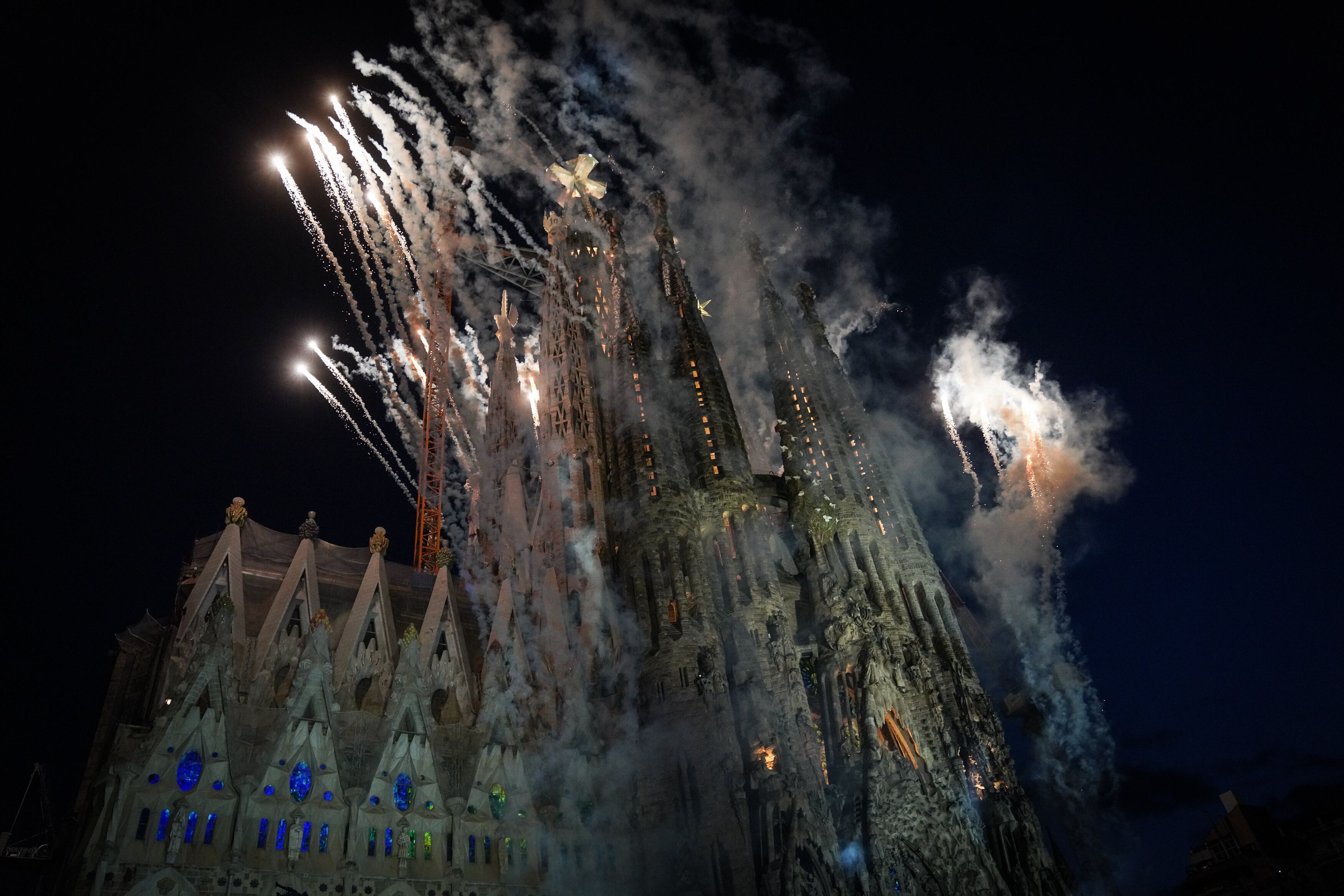 Celebración en Barcelona tras la bendición de la Torre de Jesus por parte del papa León XIV.
(Foto: David Zorrakino/Europa Press via Getty Images)