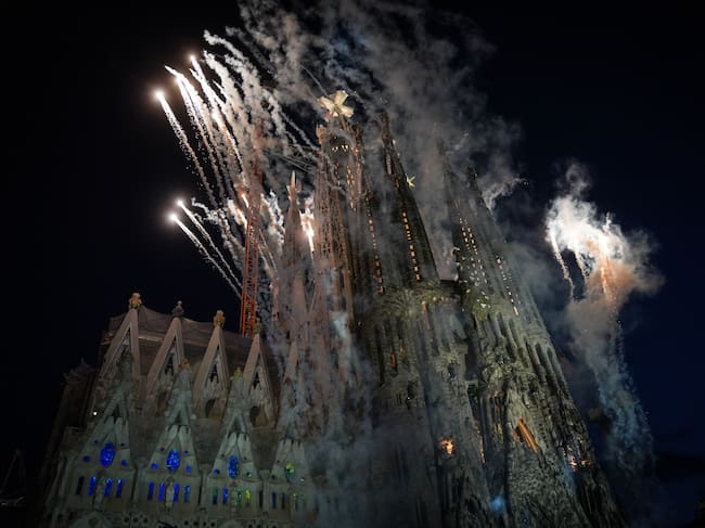 Celebración en Barcelona tras la bendición de la Torre de Jesus por parte del papa León XIV.
(Foto: David Zorrakino/Europa Press via Getty Images)