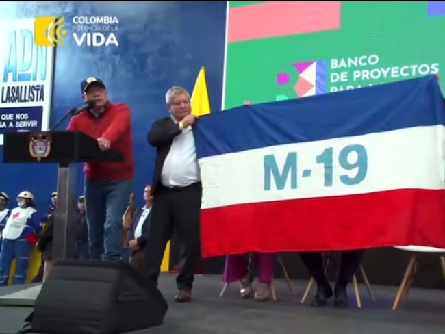 Presidente Petro pide exhibir bandera del M19