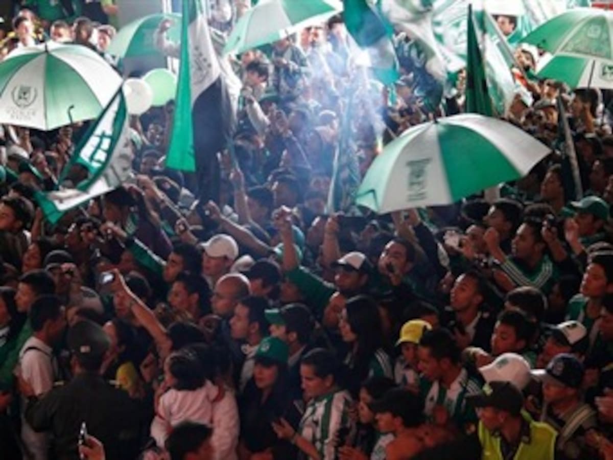 Hinchas en Medellín celebraron hasta el amanecer la sufrida estrella 14