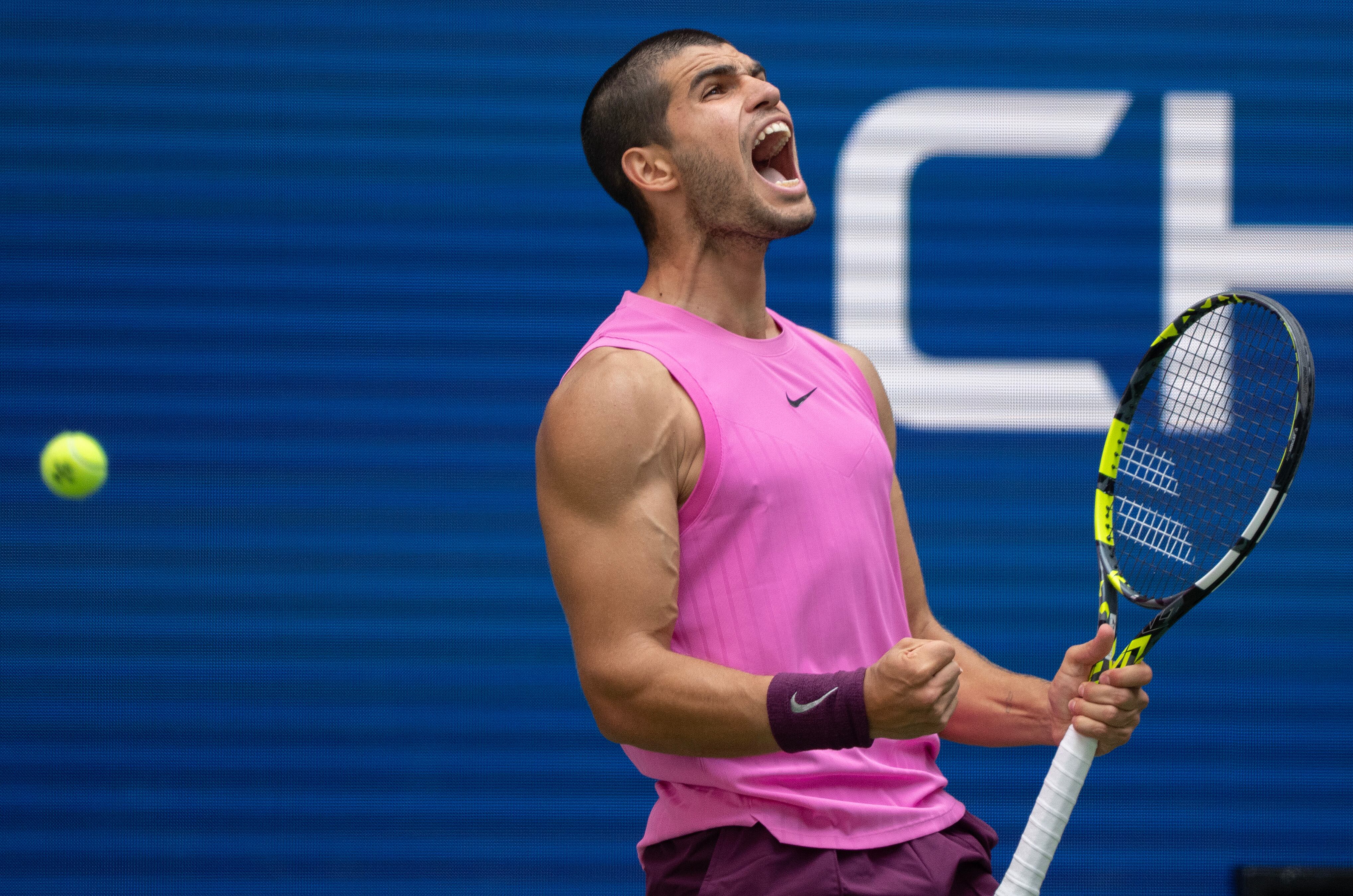 ¡Carlos Alcaraz derrota a Novak Djokovic y vuelve a la final de un US Open!