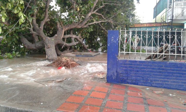 Tubería rota en el boulevard del barrio Simón Bolívar
