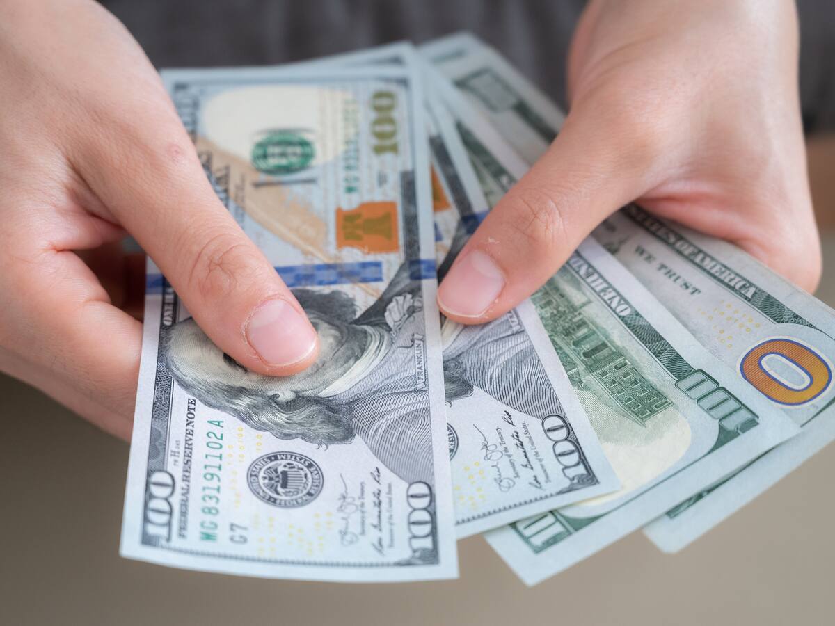 Con fajo de dólares, joven latino mostró cuánto gana en una semana trabajando en EE. UU.