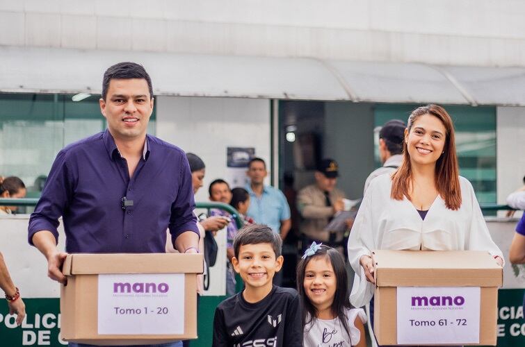 Fabian Oviedo segundo precandidato a la alcaldía de Bucaramanga que entrega firmas