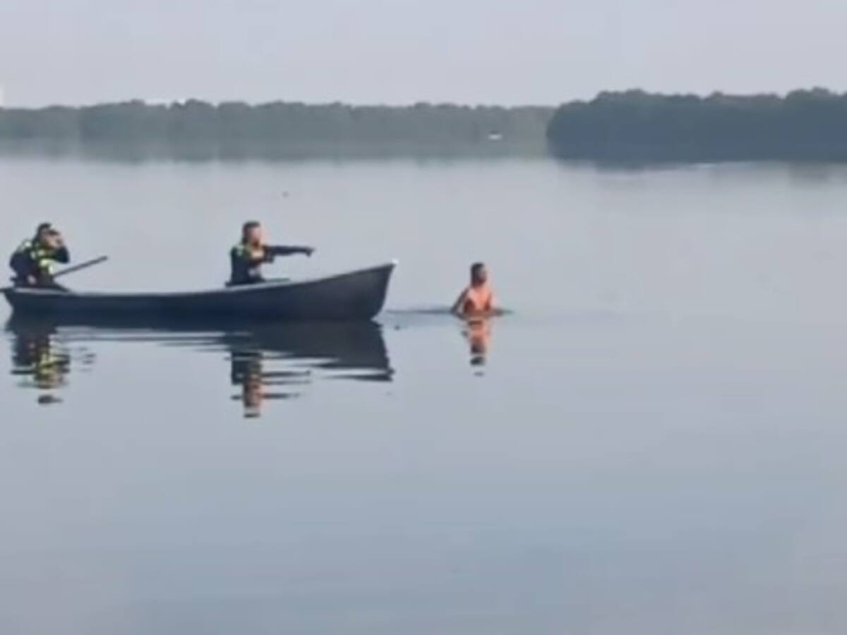 En una canoa policías persiguieron y capturaron a adolescente en la Ciénaga de la Virgen