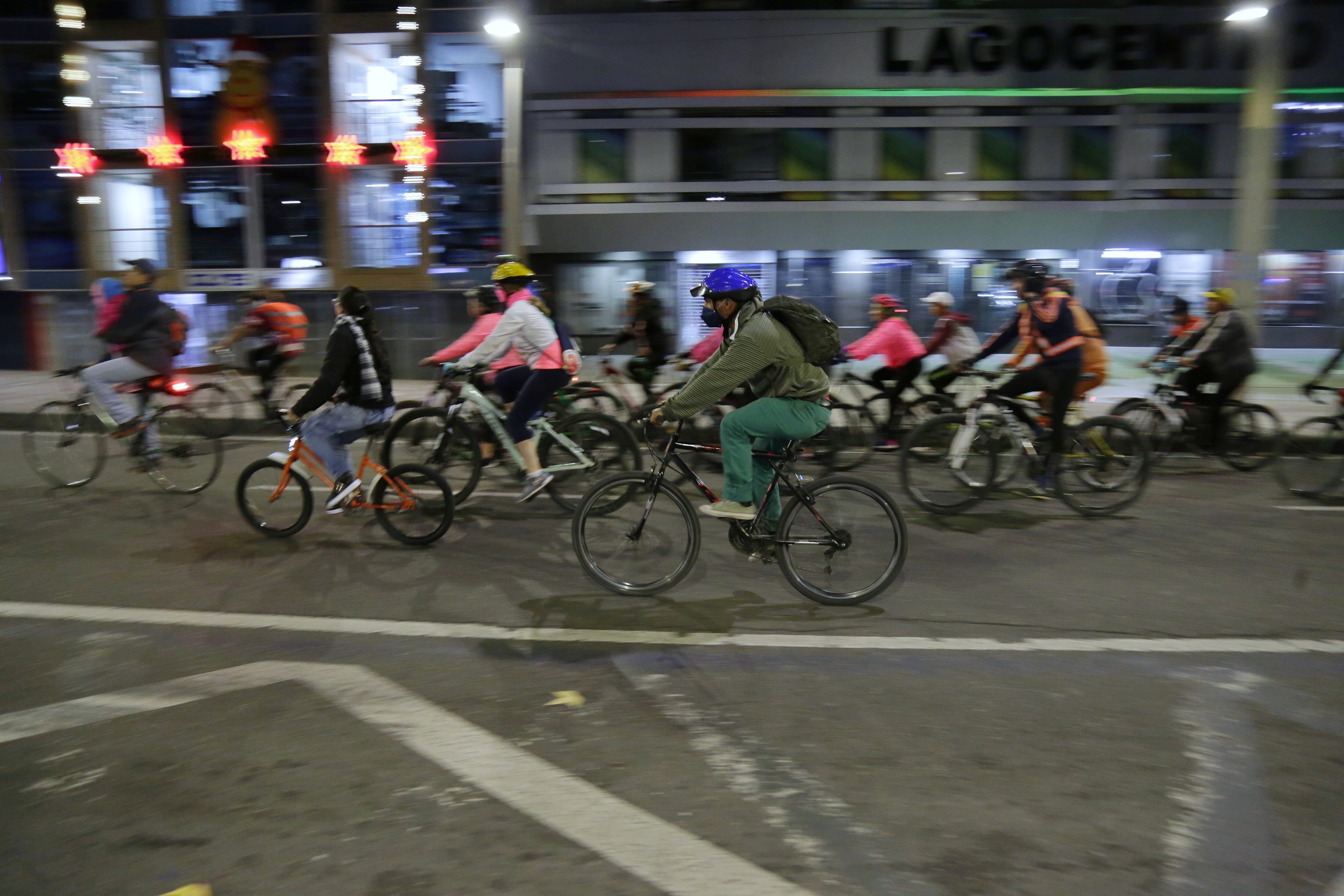 Ciclovía nocturna en Bogotá. Foto: Colprensa.