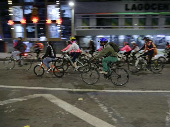Ciclovía nocturna en Bogotá. Foto: Colprensa.
